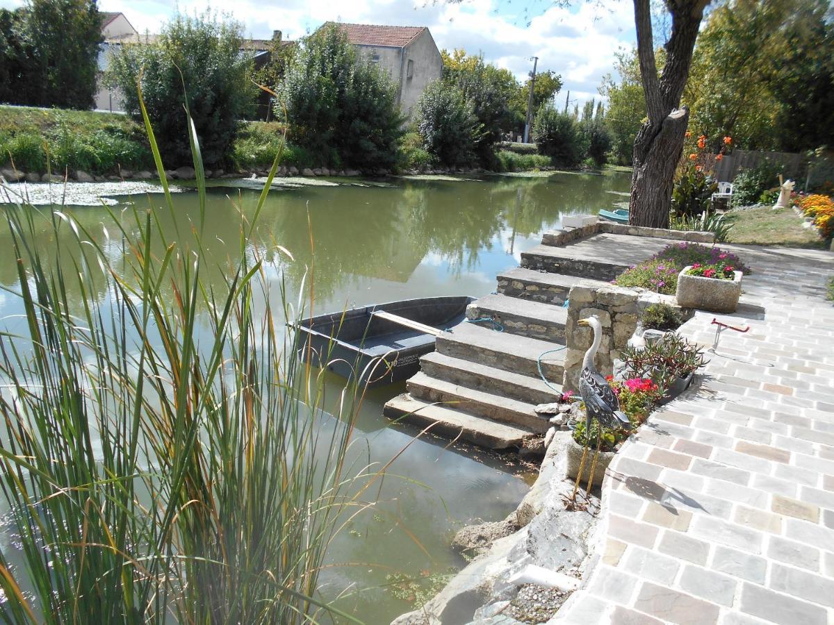 Marais Poitevin Gite "Volets Bleu Clair": Rustic Retreat with Fishing, Boating, and Cycling La Taillee Exterior photo