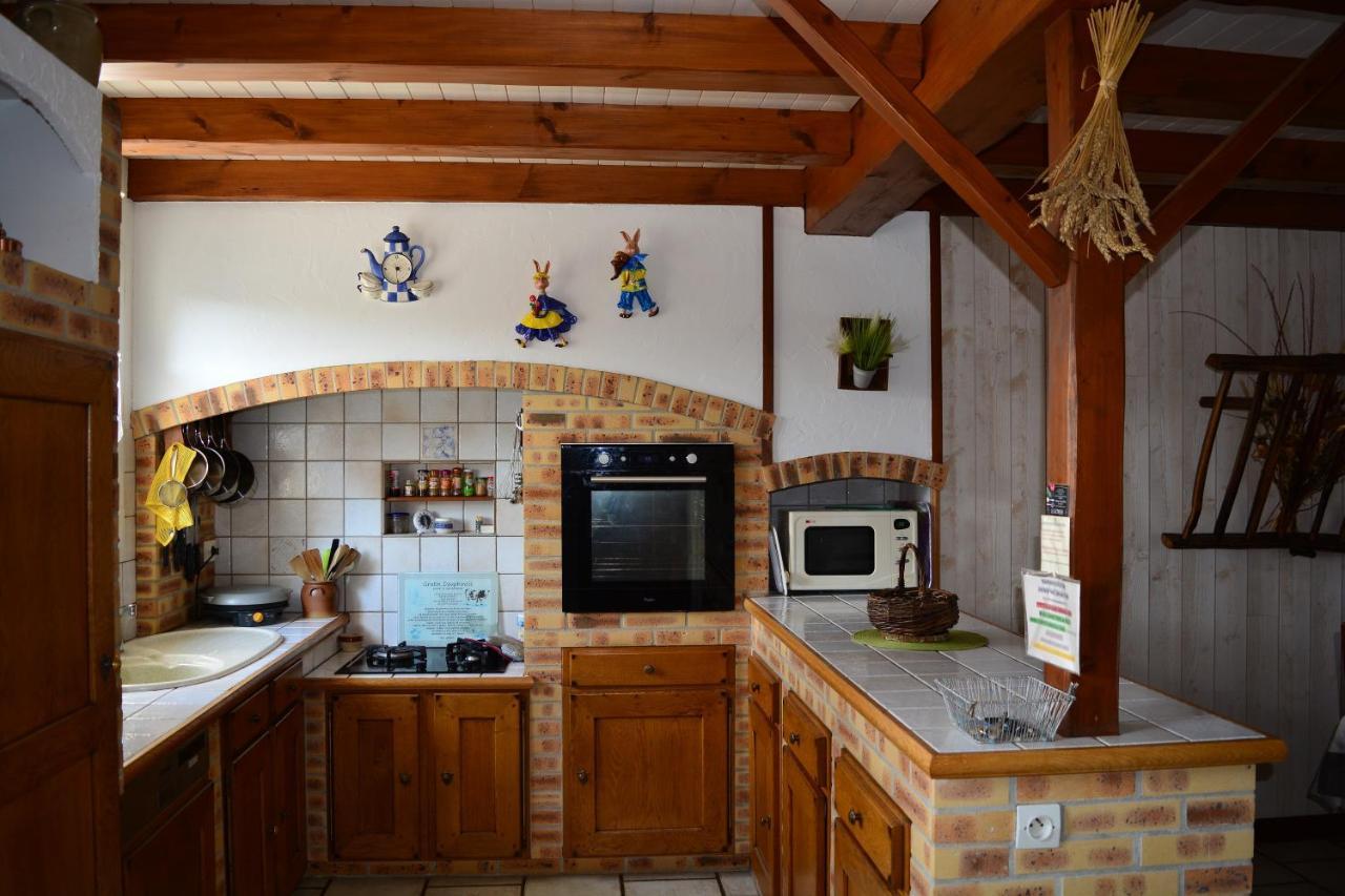 Marais Poitevin Gite "Volets Bleu Clair": Rustic Retreat with Fishing, Boating, and Cycling La Taillee Exterior photo