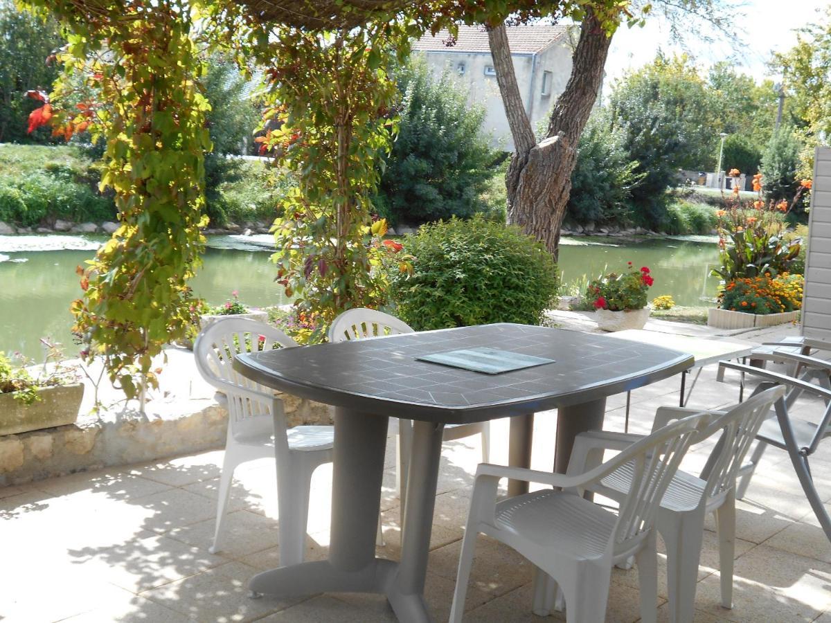 Marais Poitevin Gite "Volets Bleu Clair": Rustic Retreat with Fishing, Boating, and Cycling La Taillee Exterior photo