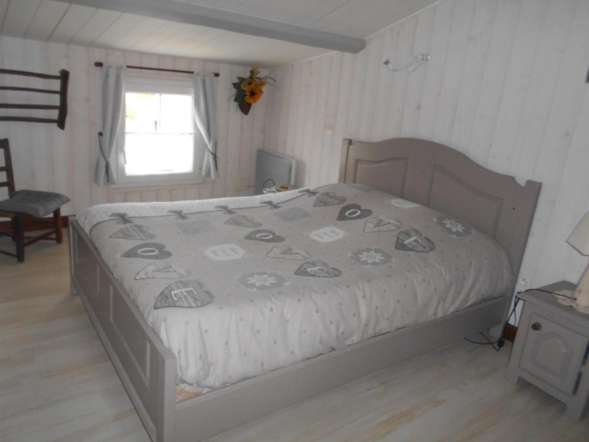 Marais Poitevin Gite "Volets Bleu Clair": Rustic Retreat with Fishing, Boating, and Cycling La Taillee Exterior photo
