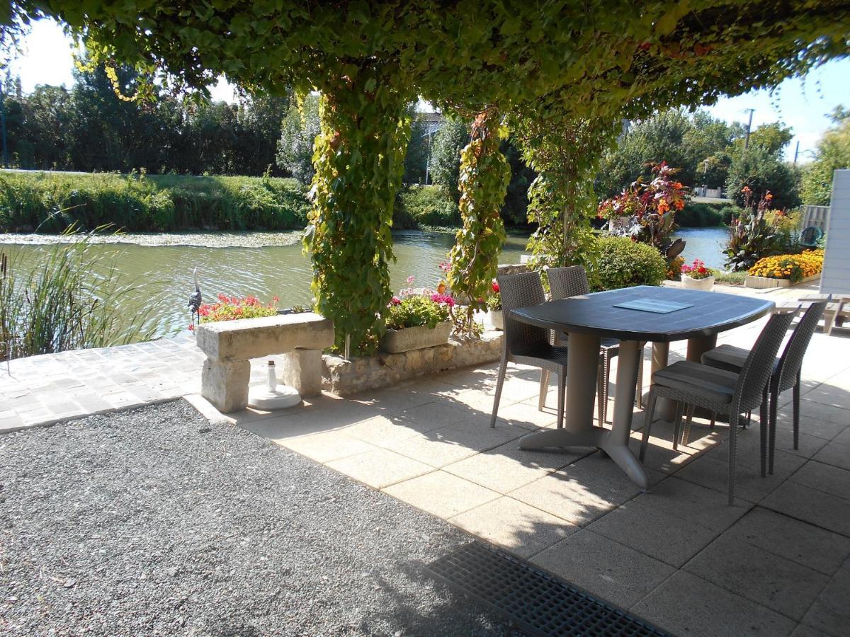 Marais Poitevin Gite "Volets Bleu Clair": Rustic Retreat with Fishing, Boating, and Cycling La Taillee Exterior photo