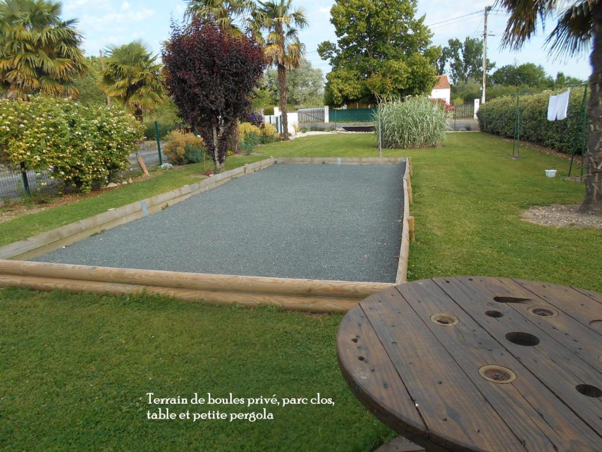 Marais Poitevin Gite "Volets Bleu Clair": Rustic Retreat with Fishing, Boating, and Cycling La Taillee Exterior photo